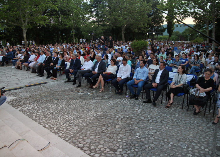 U dvorištu širokobriješke crkve održan humanitarni koncert duhovne glazbe