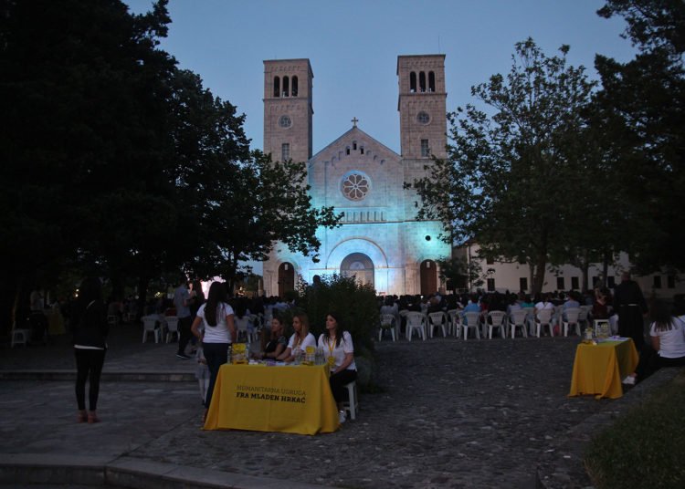 U dvorištu širokobriješke crkve održan humanitarni koncert duhovne glazbe