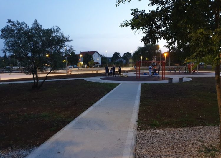 Nastavlja se uređenje parka Sajmište, sije se i travnjak (FOTO)