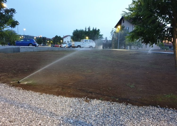 Nastavlja se uređenje parka Sajmište, sije se i travnjak (FOTO)