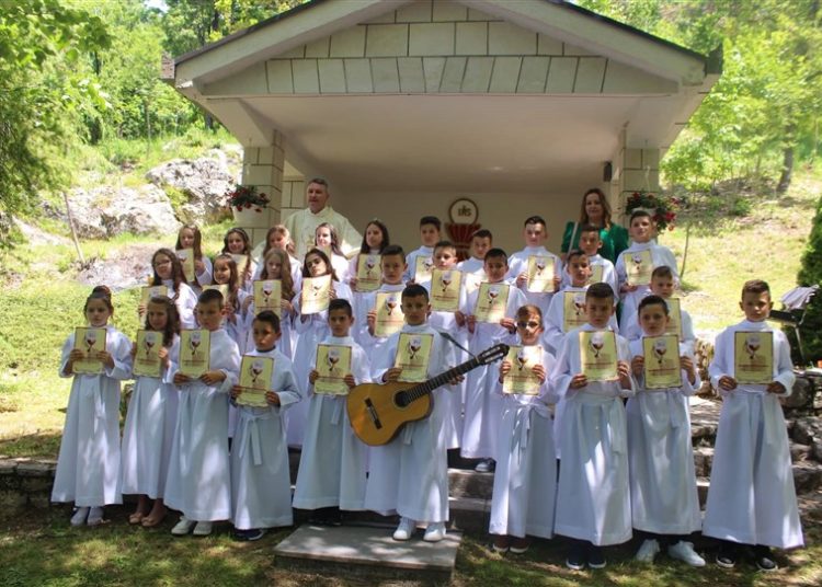 Župa Posuški Gradac: Sakrament Svete Pričesti primilo 29 djece