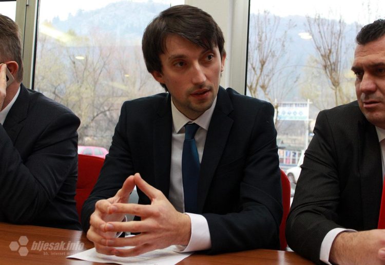 Ministar i susjedi uspješno doveli curicu iz Gruda u ovaj svijet na putu do bolnice u Mostar!