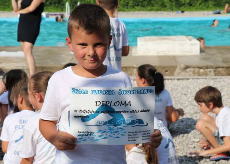 Dodijeljene diplome polaznicima Škole plivanja Široki Brijeg