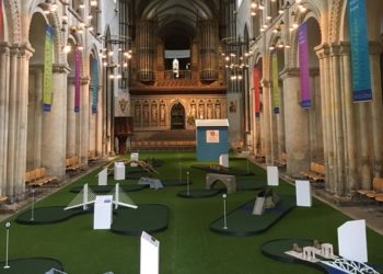 Sramota: Britanci katedralu pretvorili u igralište za golf!