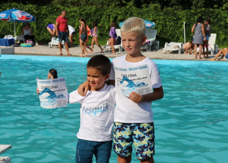 Dodijeljene diplome polaznicima Škole plivanja Široki Brijeg