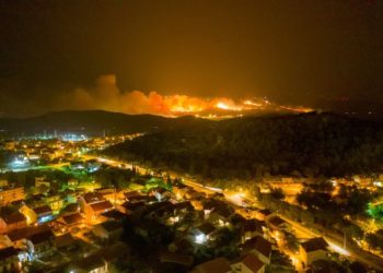 Opet zatvorena autocesta od Vrpolja do Pirovca: Uz vatrogasce i vojsku požar gase i brojni civili