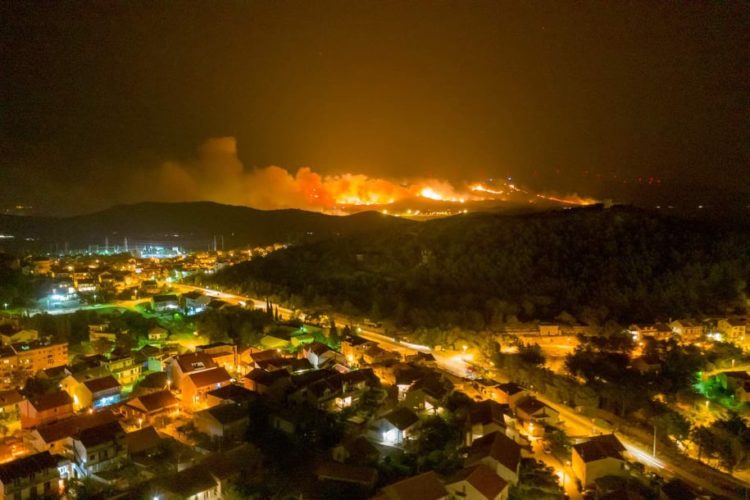Opet zatvorena autocesta od Vrpolja do Pirovca: Uz vatrogasce i vojsku požar gase i brojni civili