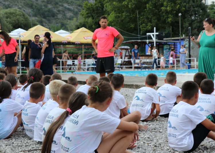 Dodijeljene diplome polaznicima Škole plivanja Široki Brijeg