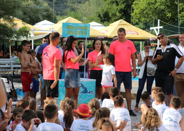 Dodijeljene diplome polaznicima Škole plivanja Široki Brijeg