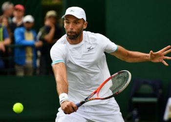 Karloviću ne smetaju godine: Najstariji igrač u Wimbledonu od 1975. prošao u drugo kolo