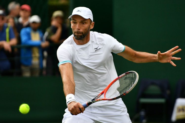 Karloviću ne smetaju godine: Najstariji igrač u Wimbledonu od 1975. prošao u drugo kolo