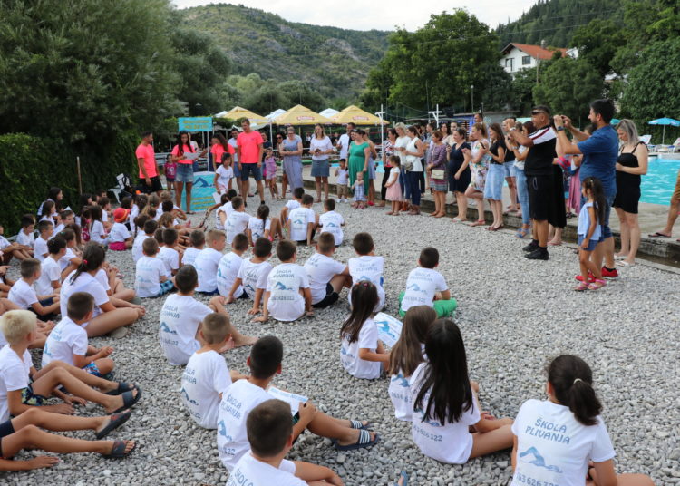 Dodijeljene diplome polaznicima Škole plivanja Široki Brijeg