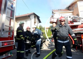 Vatrogasac poginuo u gašenju požara u Velikoj Gorici