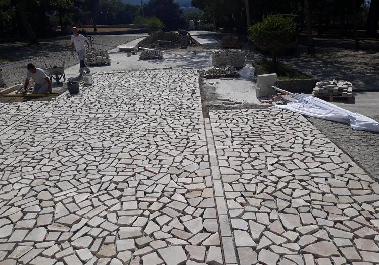 Plato ispred širokobriješke crkve dobiva novi izgled