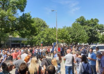 Radnici odbili otići na sastanak u Aluminij, čekaju hrvatske dužnosnike pred Domom HDZ BiH