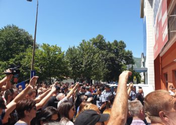 Čović stigao u zgradu HDZ BiH, dočekali ga ljutiti radnici