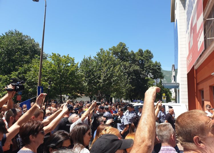 Čović stigao u zgradu HDZ BiH, dočekali ga ljutiti radnici