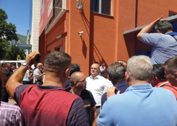 Čović stigao u zgradu HDZ BiH, dočekali ga ljutiti radnici