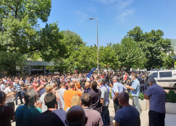 Čović stigao u zgradu HDZ BiH, dočekali ga ljutiti radnici