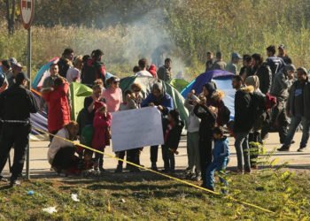 Migranti u želji da što lakše prijeđu granicu kupuju djecu