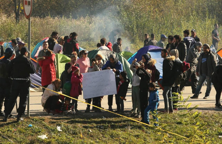Migranti u želji da što lakše prijeđu granicu kupuju djecu