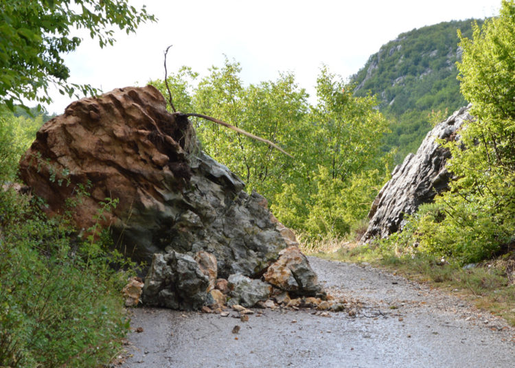Široki Brijeg: Odron velike kamene gromade blokirao lokalnu prometnicu Izbično – Gornja Britvica