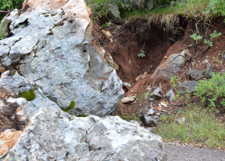 Široki Brijeg: Odron velike kamene gromade blokirao lokalnu prometnicu Izbično – Gornja Britvica