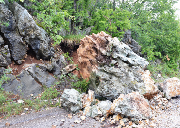 Široki Brijeg: Odron velike kamene gromade blokirao lokalnu prometnicu Izbično – Gornja Britvica