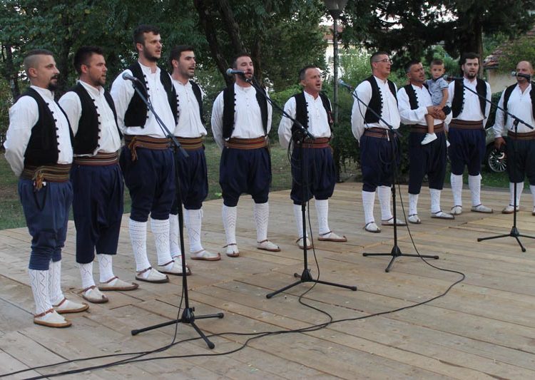 Nastup HKUD-a Studenčica i izložba ljubuških rukotvoraca u parku u Ljubuškom