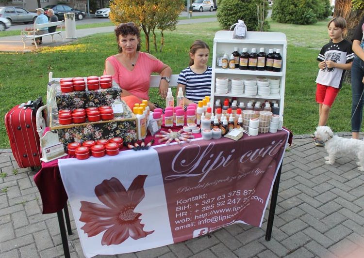 Nastup HKUD-a Studenčica i izložba ljubuških rukotvoraca u parku u Ljubuškom