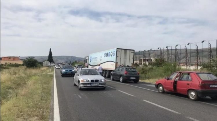 Radnici Aluminija blokirali cestu M17 kod Mostara, formirana velika kolona