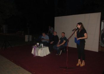 Ljubuški: U Gradskom parku održana književna večer s fra Miljenkom Stojićem