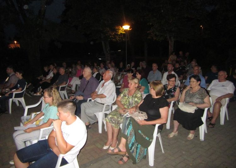 Ljubuški: U Gradskom parku održana književna večer s fra Miljenkom Stojićem