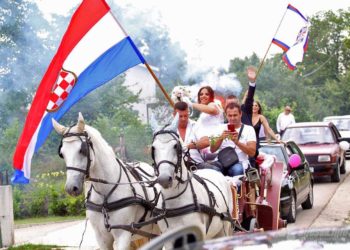 Široki Brijeg: Mladenci kočijom stigli na vjenčanje