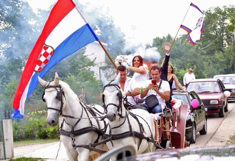 Široki Brijeg: Mladenci kočijom stigli na vjenčanje