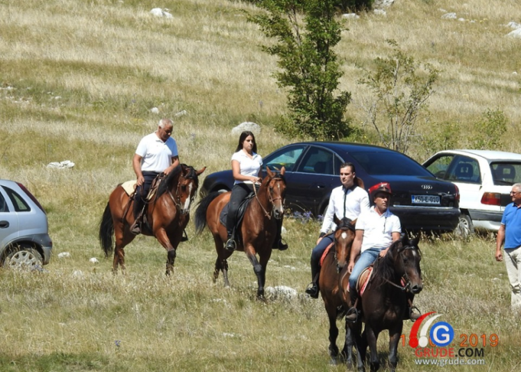 Služena sveta misa na Ometaljci podno Čabulje (FOTO)