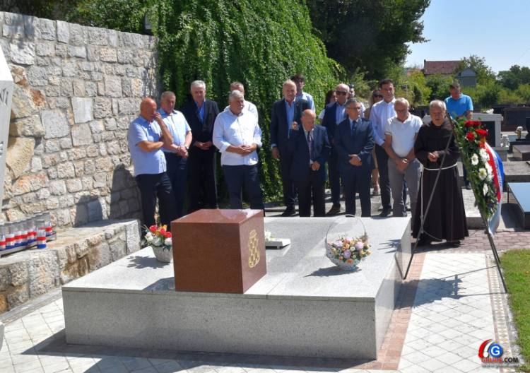 Položen vijenac i svijeće na grob Mate Bobana povodom obljetnice HR HB (FOTO)