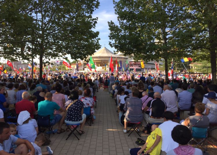 FOTO: Tisuće ljudi na posljednjoj večeri Mladifesta u Međugorju!