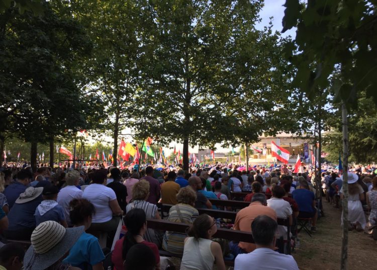 FOTO: Tisuće ljudi na posljednjoj večeri Mladifesta u Međugorju!