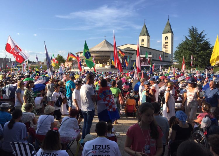 FOTO: Tisuće ljudi na posljednjoj večeri Mladifesta u Međugorju!