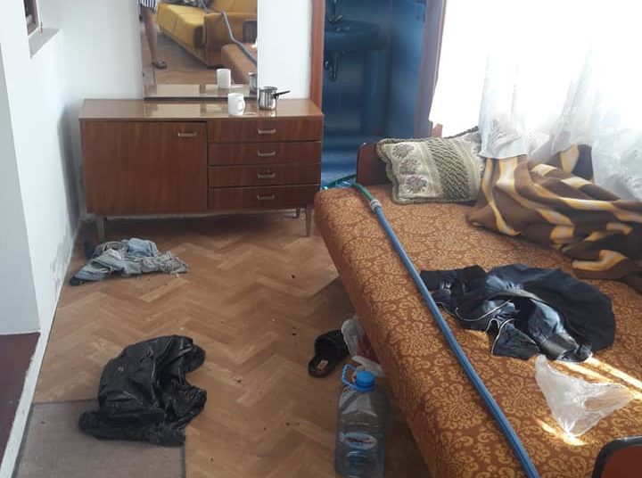 Za sitnu lovu dovodili migrante u napuštene kuće kod Ljubuškog, a oni uništili sve što se uništiti moglo i pobacali križeve!