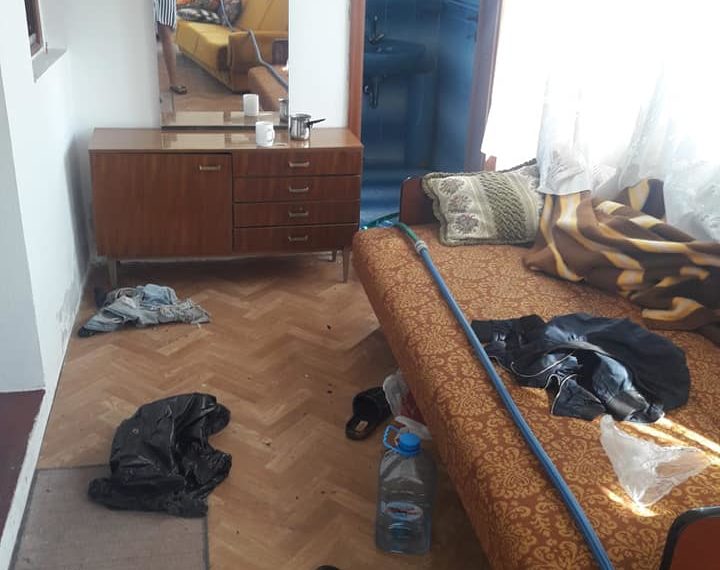 Za sitnu lovu dovodili migrante u napuÅ¡tene kuÄe kod LjubuÅ¡kog, a oni uniÅ¡tili sve Å¡to se uniÅ¡titi moglo i pobacali kriÅ¾eve!
