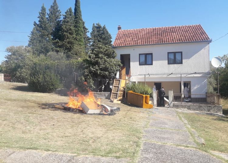 Za sitnu lovu dovodili migrante u napuštene kuće kod Ljubuškog, a oni uništili sve što se uništiti moglo i pobacali križeve!