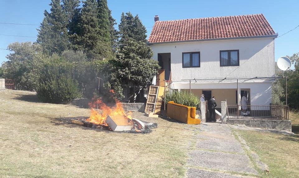 Za sitnu lovu dovodili migrante u napuÅ¡tene kuÄe kod LjubuÅ¡kog, a oni uniÅ¡tili sve Å¡to se uniÅ¡titi moglo i pobacali kriÅ¾eve!