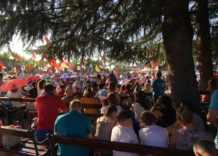 FOTO: Tisuće ljudi na posljednjoj večeri Mladifesta u Međugorju!