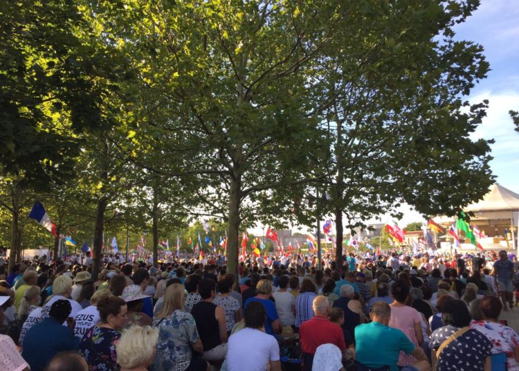 FOTO: Tisuće ljudi na posljednjoj večeri Mladifesta u Međugorju!