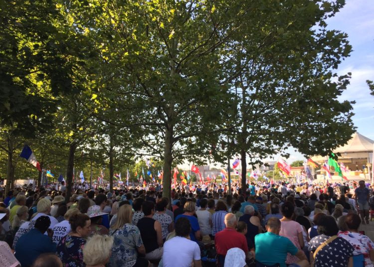 FOTO: Tisuće ljudi na posljednjoj večeri Mladifesta u Međugorju!