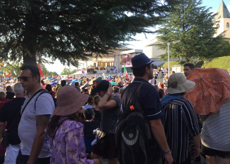 FOTO: Tisuće ljudi na posljednjoj večeri Mladifesta u Međugorju!