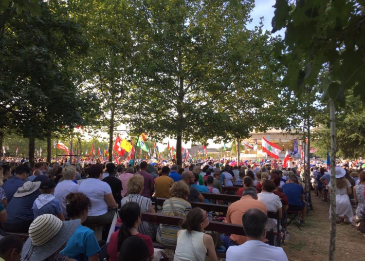 FOTO: Tisuće ljudi na posljednjoj večeri Mladifesta u Međugorju!