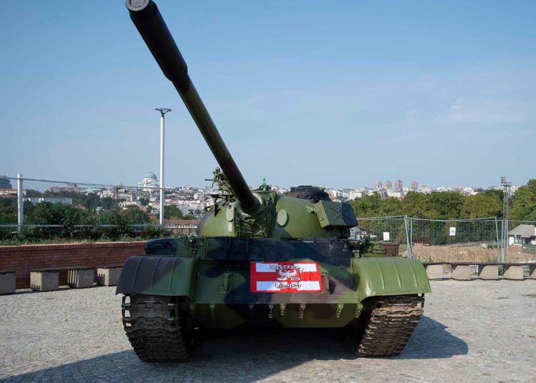 Crvena zvezda ispred stadiona postavila tenk iz Vukovara